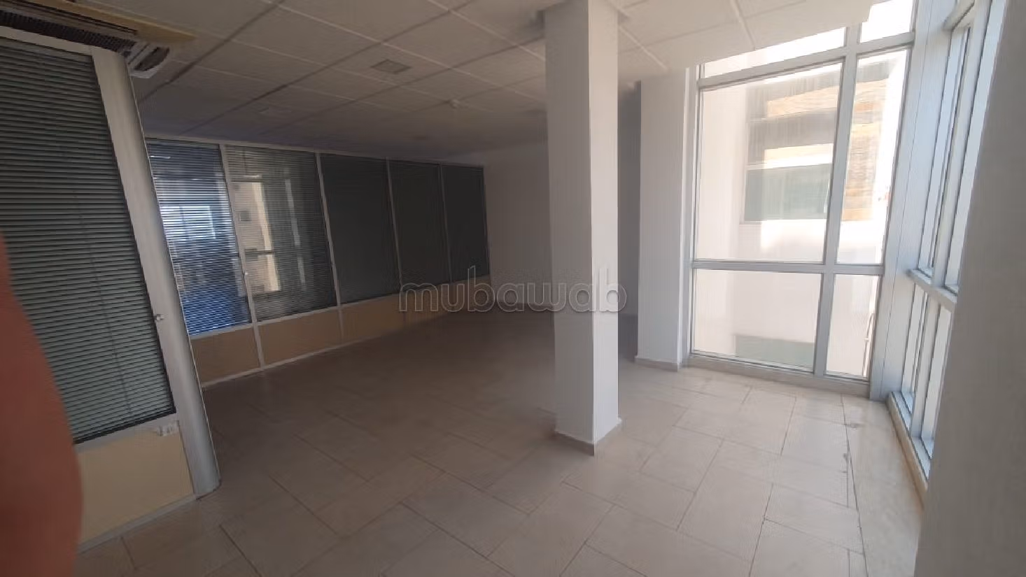 Ufficio da acquistare a Diour Jamaa. Superficie di 150 m². Posto auto e ascensore. 