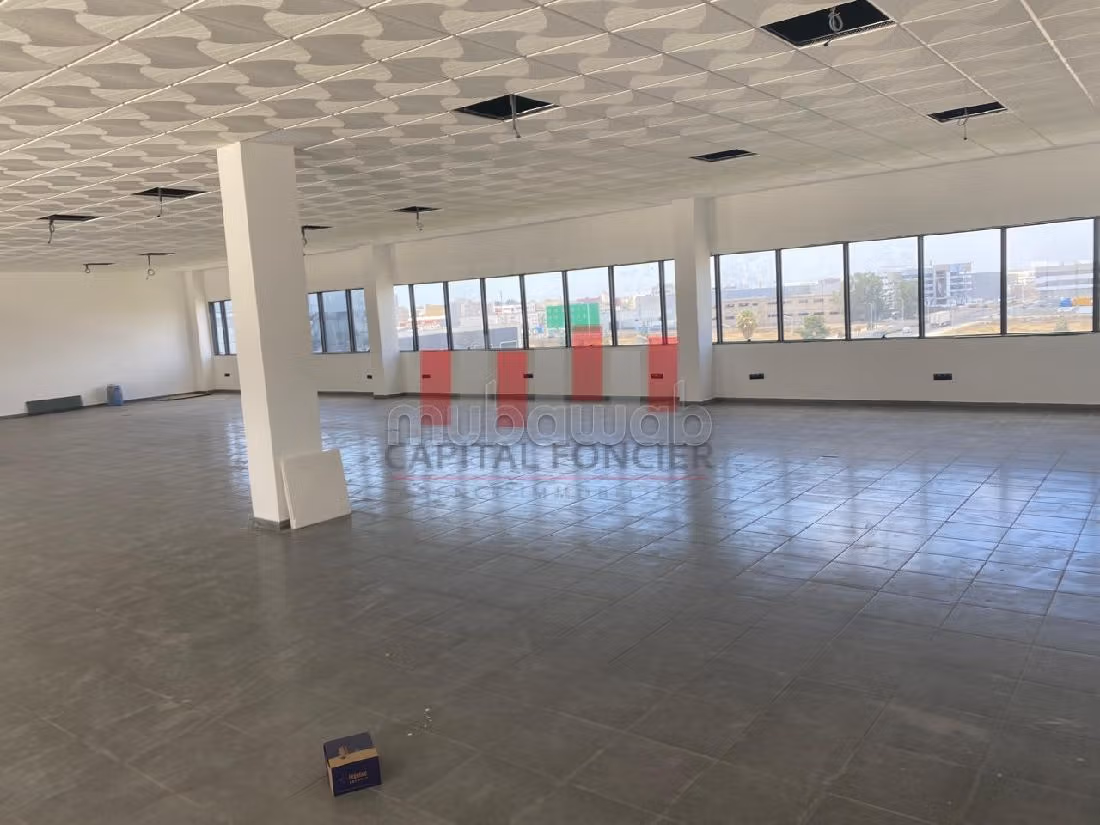 Locale commerciale in affitto a Franceville. Superficie di 1460 m²