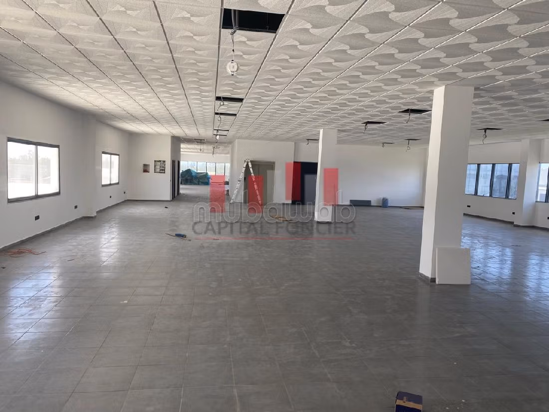 Locale commerciale in affitto a Franceville. Superficie di 1460 m²