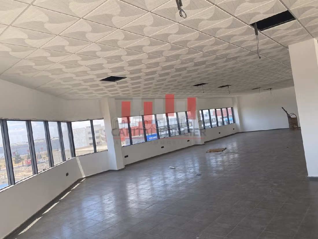 Locale commerciale in affitto a Franceville. Superficie di 1460 m²