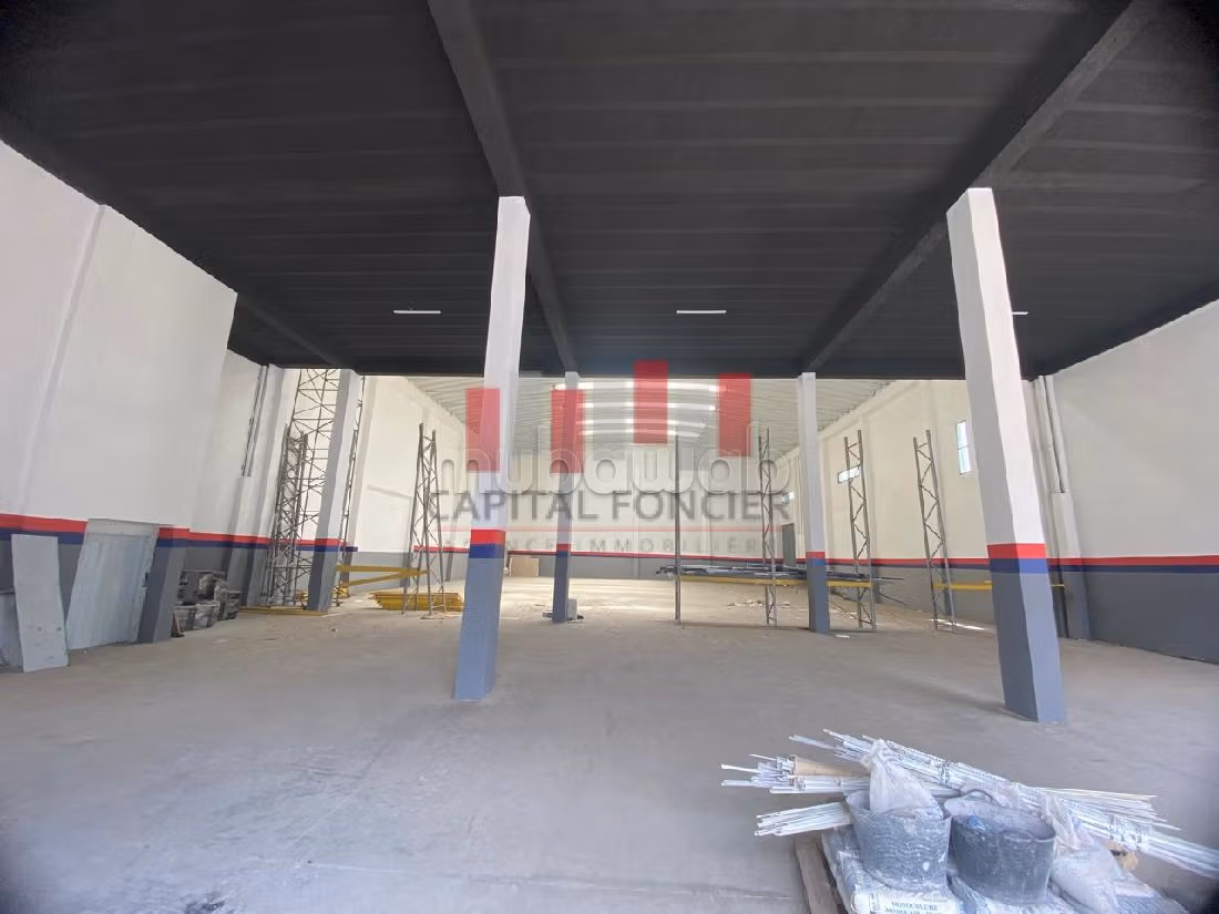 Locale commerciale in affitto a Franceville. Superficie di 1460 m²