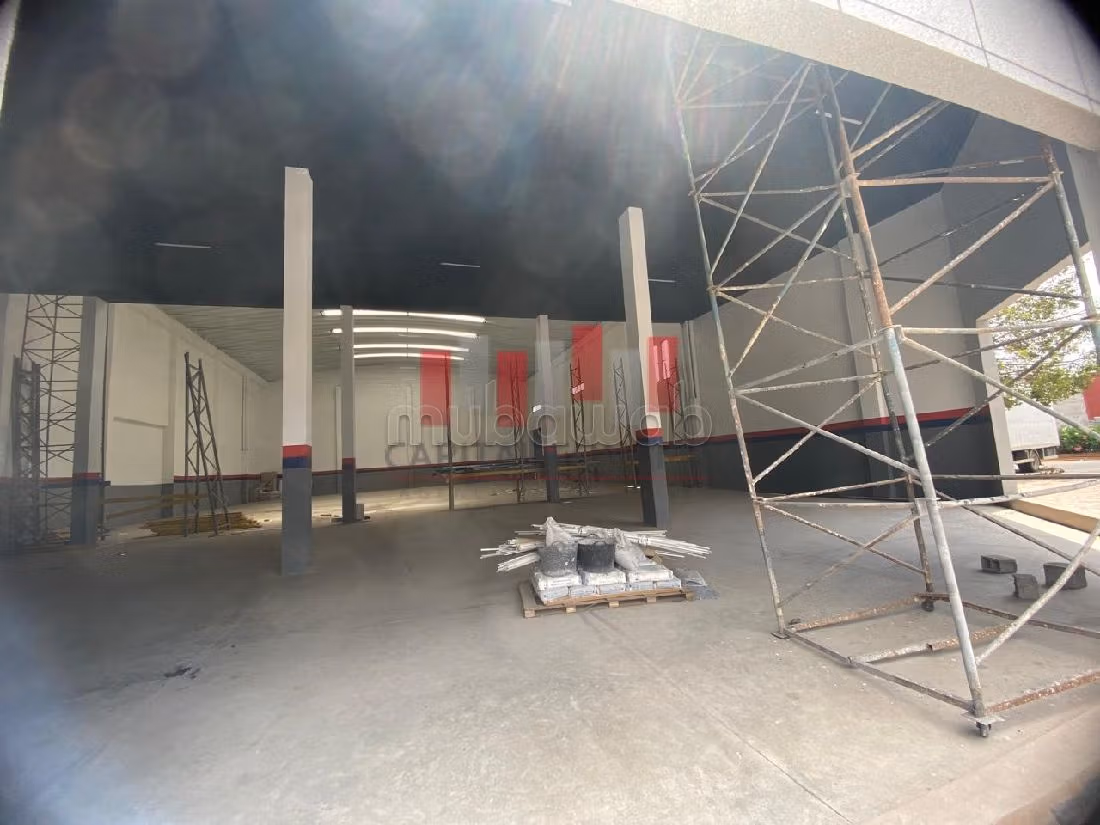 Locale commerciale in affitto a Franceville. Superficie di 1460 m²