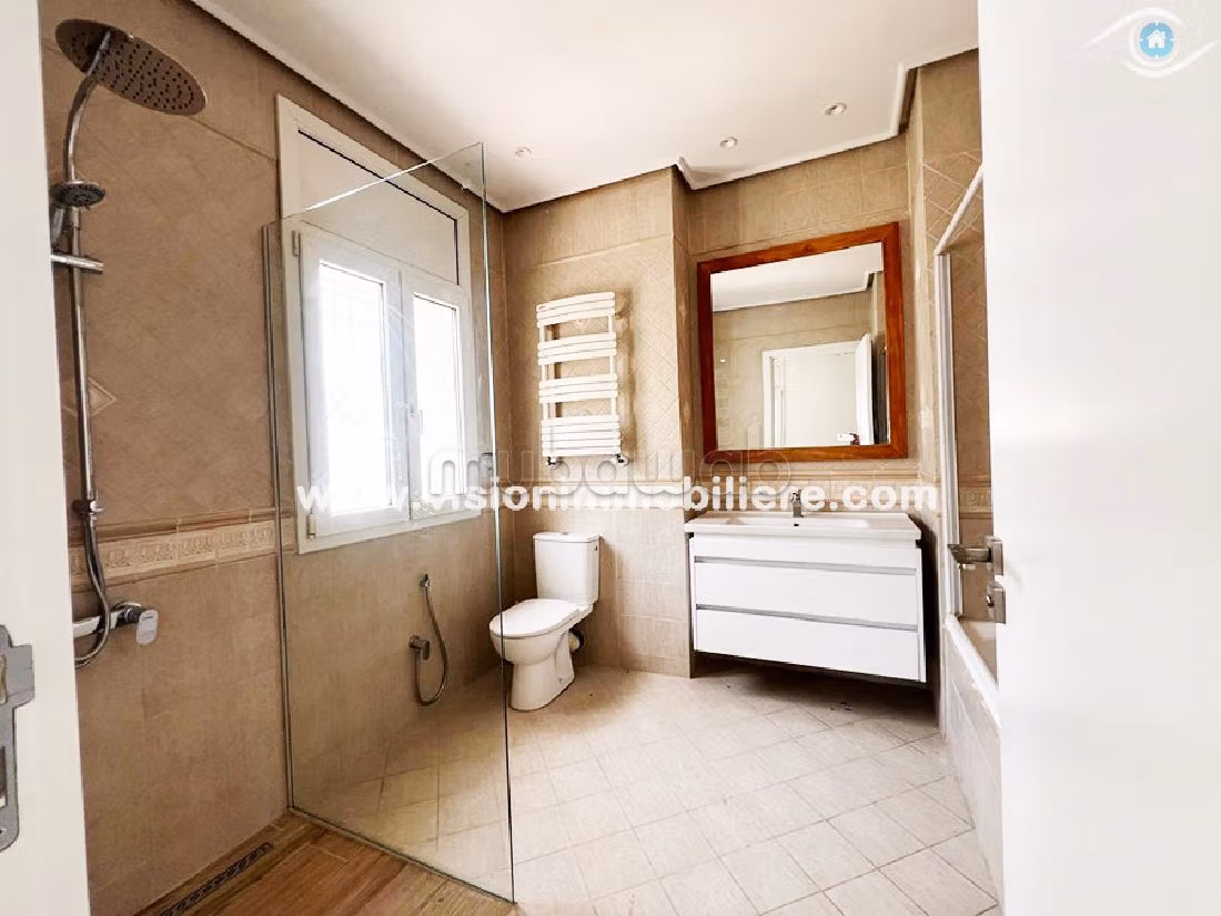 Villa de luxe à vendre à Hammamet Sud. 4 pièces confortables. Climatisation et piscine