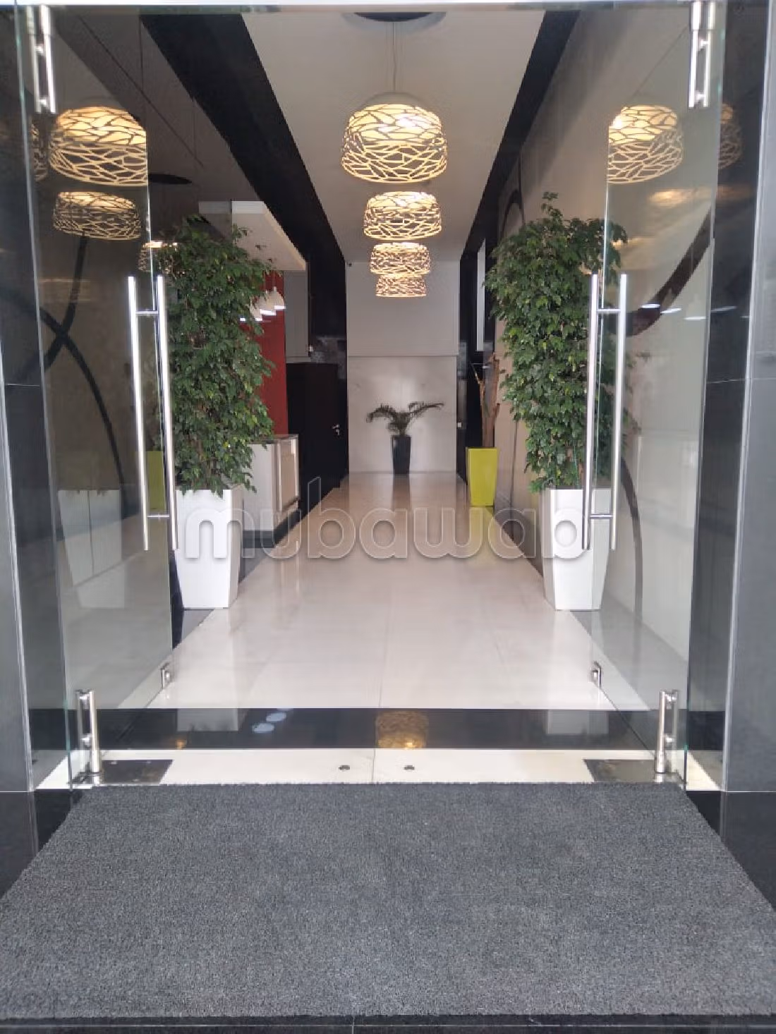 Oficinas en alquiler en Aïn Sebaâ. Dimensión 180 m². Aislamiento térmico y acústico, aire condicionado instalado. 