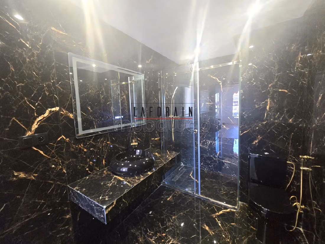 Appartement Blanc de 160 m² à Vendre