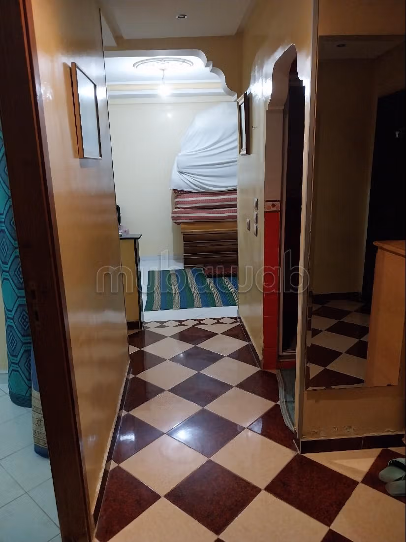 Vendita appartamento a Sakani. Superficie totale 51 m². Salone in stile marocchino e antenna parabolica.