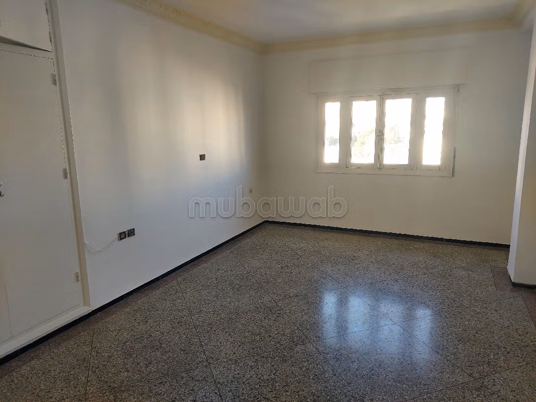 Apartment for sale in El Mdrassi. 2 large living areas. Caretaker available. 