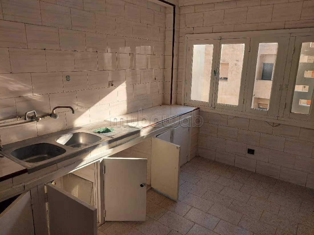 Apartment for sale in El Mdrassi. 2 large living areas. Caretaker available. 