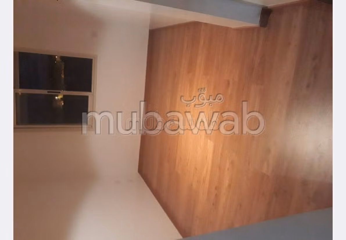 بيع شقة. 2 غرف. باب متين وصحن هوائي.