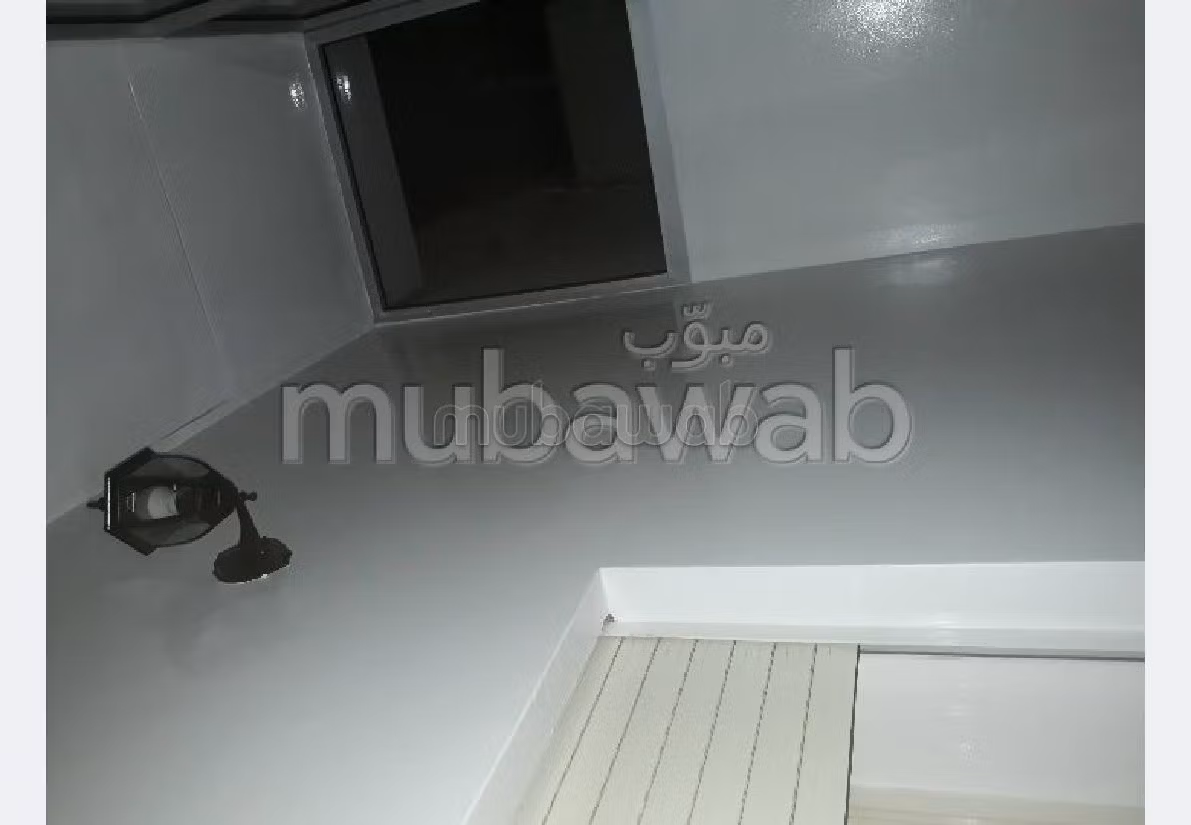 بيع شقة. 2 غرف. باب متين وصحن هوائي.