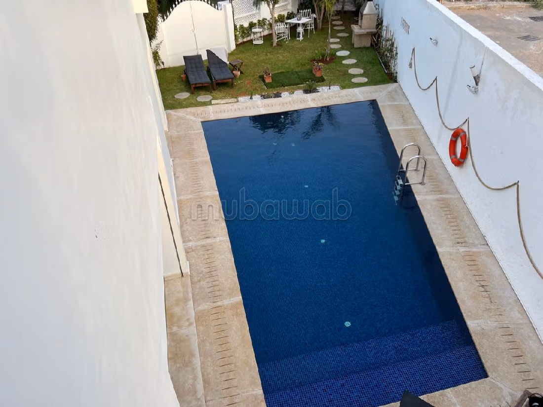 Esplendida villa en venta. 4 habitaciones confortables. Chimenea funcional, aire condicionado general. 