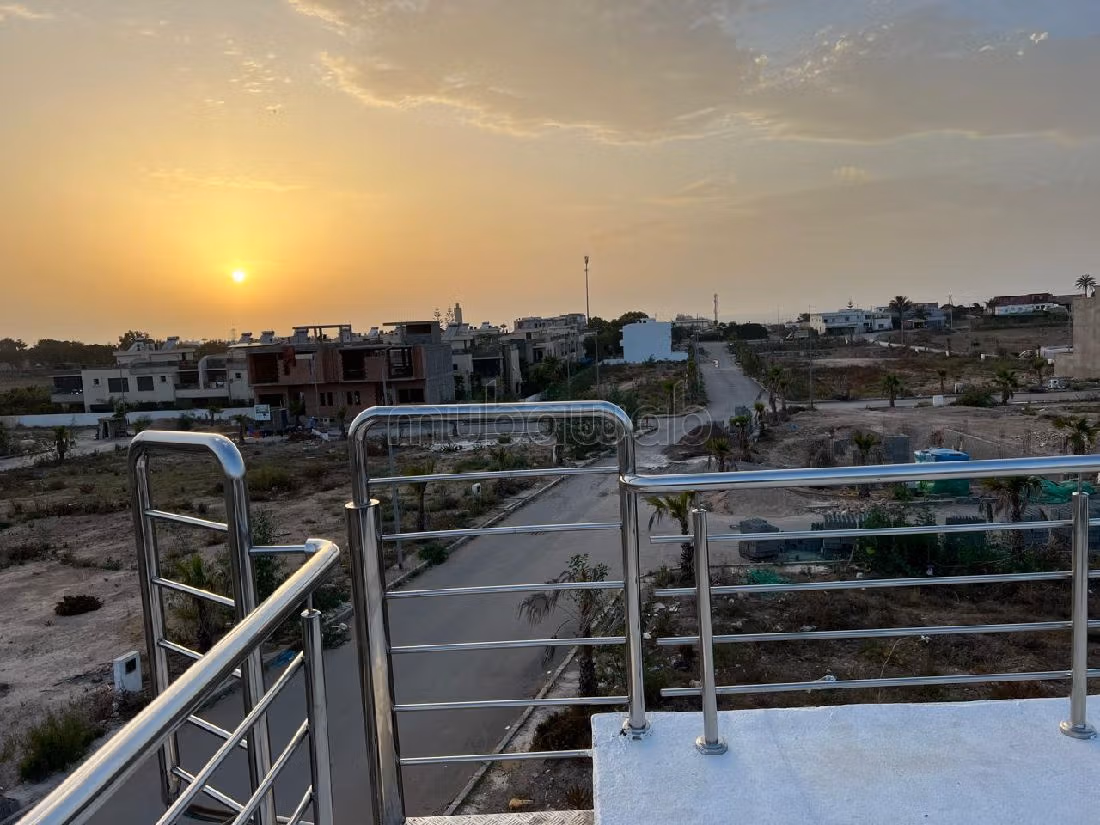 Esplendida villa en venta. 4 habitaciones confortables. Chimenea funcional, aire condicionado general. 