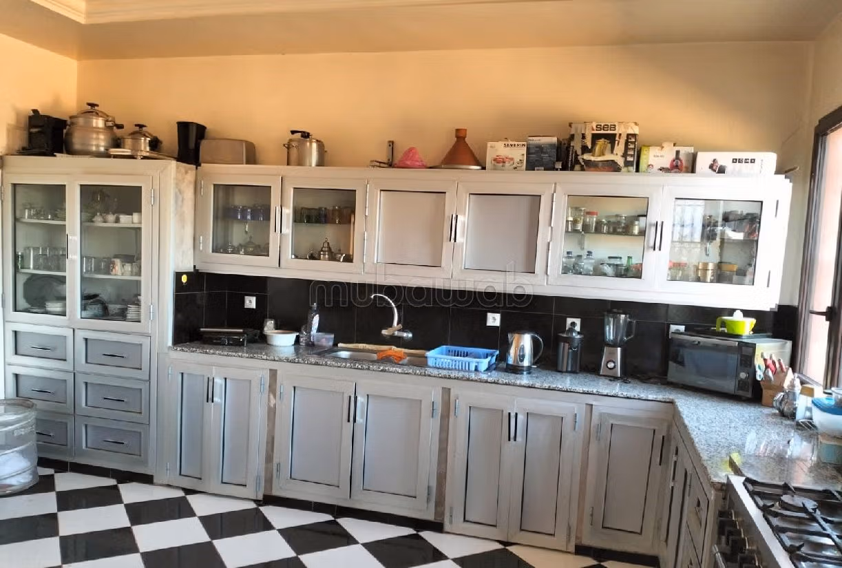 فيلا ممتازة للبيع بتحناوت. 7 قطع رائعة. شرفة جميلة وحديقة