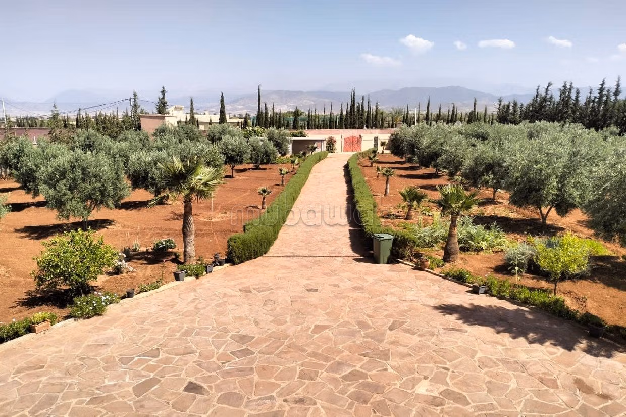 فيلا ممتازة للبيع بتحناوت. 7 قطع رائعة. شرفة جميلة وحديقة