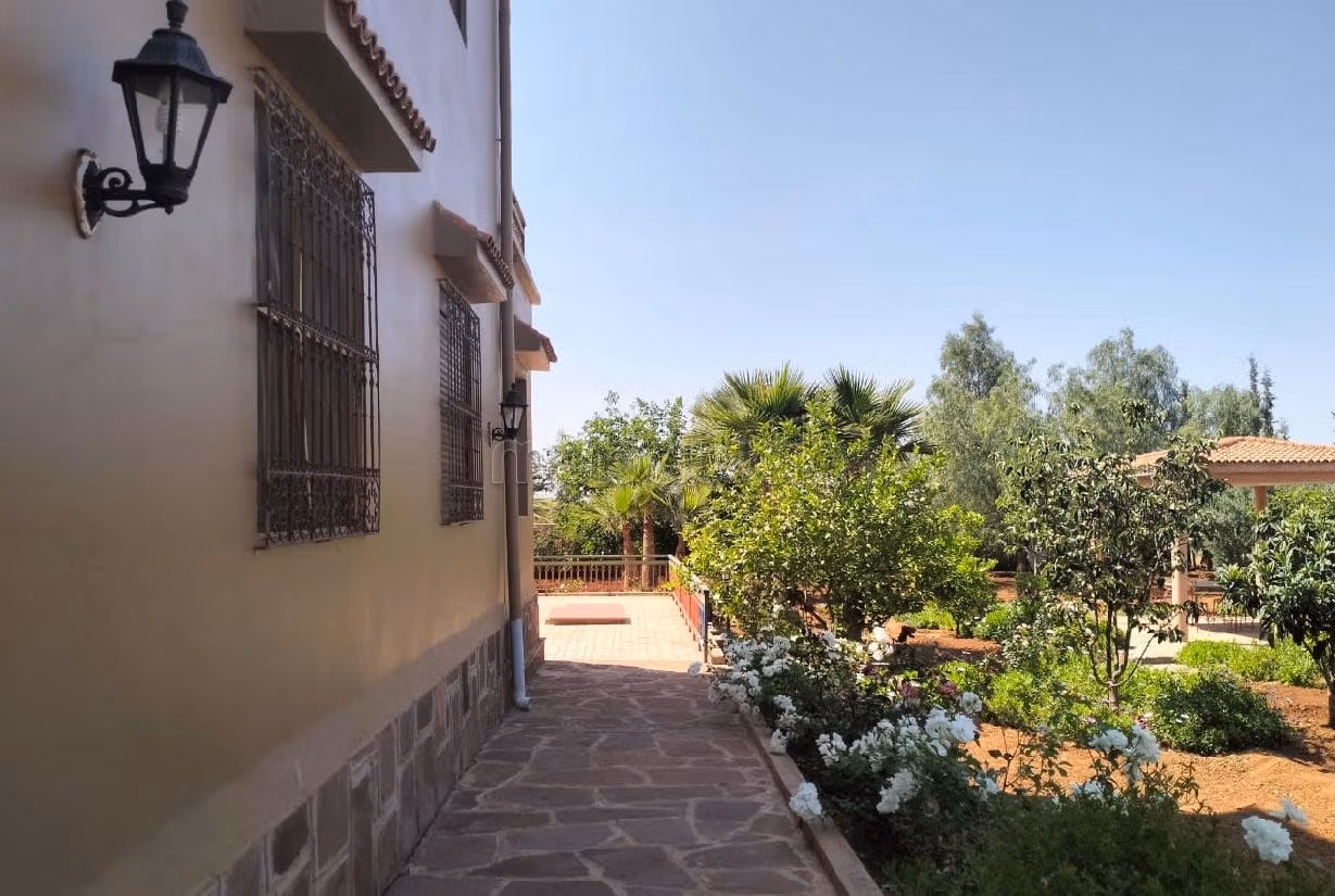 فيلا ممتازة للبيع بتحناوت. 7 قطع رائعة. شرفة جميلة وحديقة