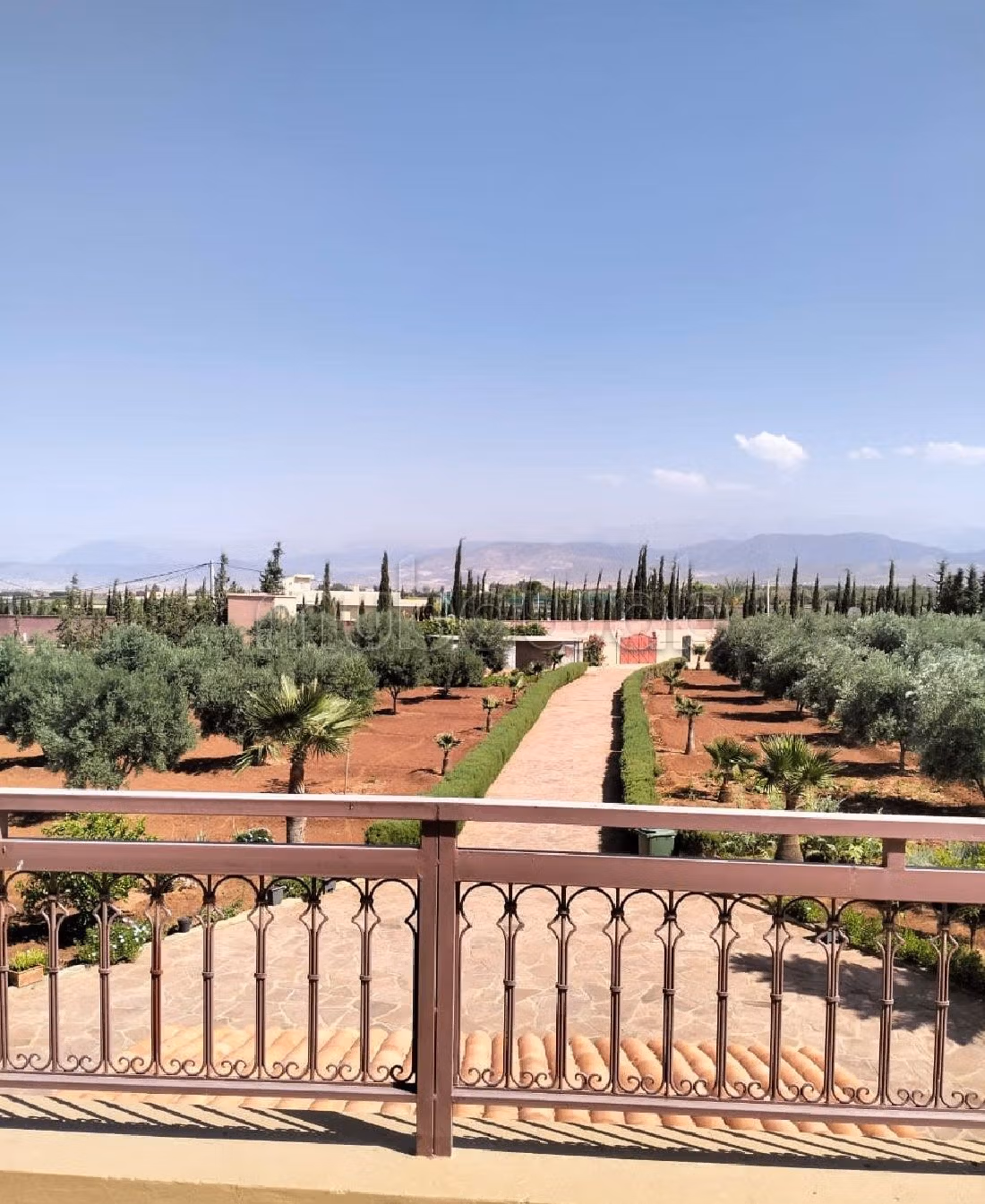 فيلا ممتازة للبيع بتحناوت. 7 قطع رائعة. شرفة جميلة وحديقة