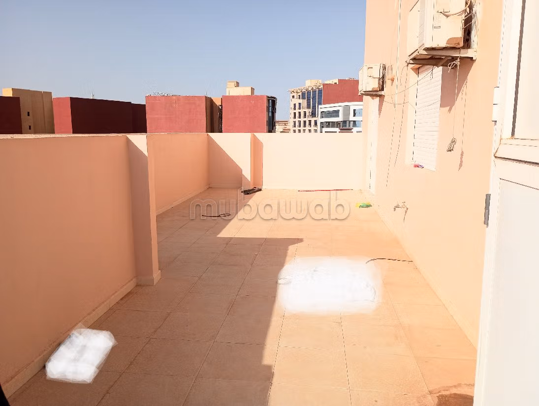 شقة جميلة للبيع ب وسط المدينة. 3 غرف جميلة. صحن هوائي والأمن والحراسة