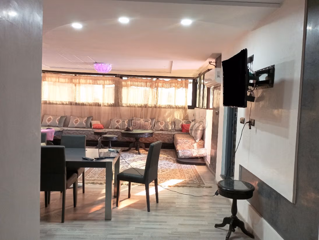 شقة جميلة للبيع ب وسط المدينة. 3 غرف جميلة. صحن هوائي والأمن والحراسة