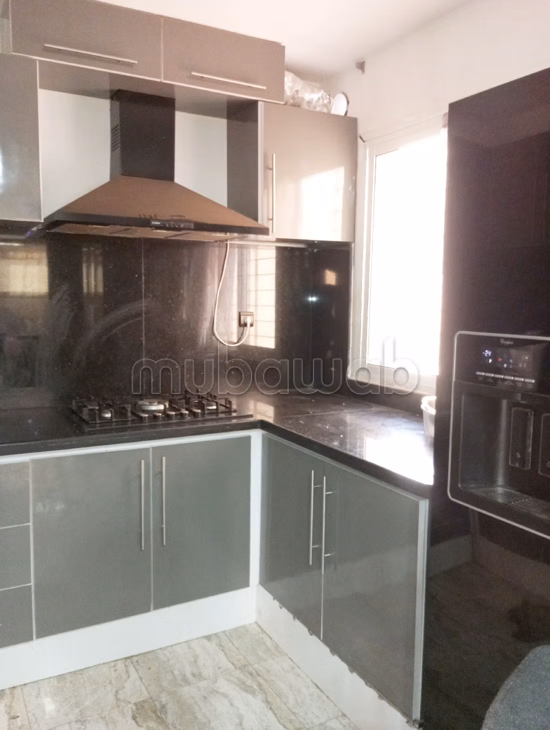 شقة جميلة للبيع ب وسط المدينة. 3 غرف جميلة. صحن هوائي والأمن والحراسة