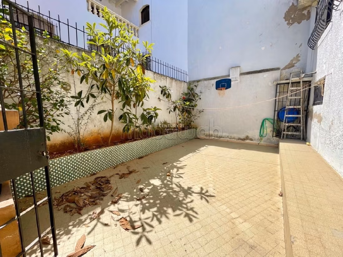 House to buy in La Siesta. Small area 222 m². Storage unit