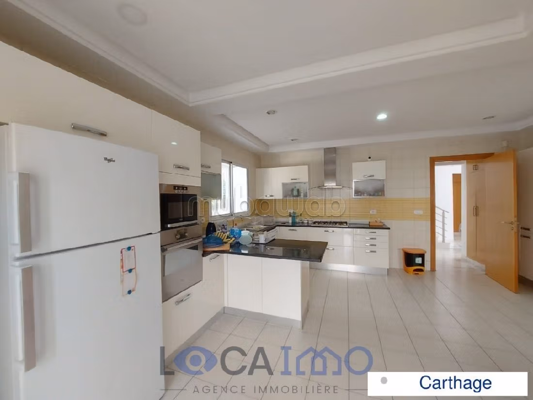A louer une villa en S6 avec piscine à Carthage