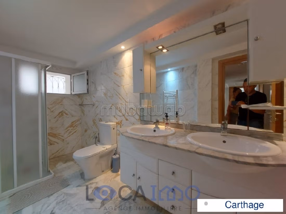 A louer une villa en S6 avec piscine à Carthage