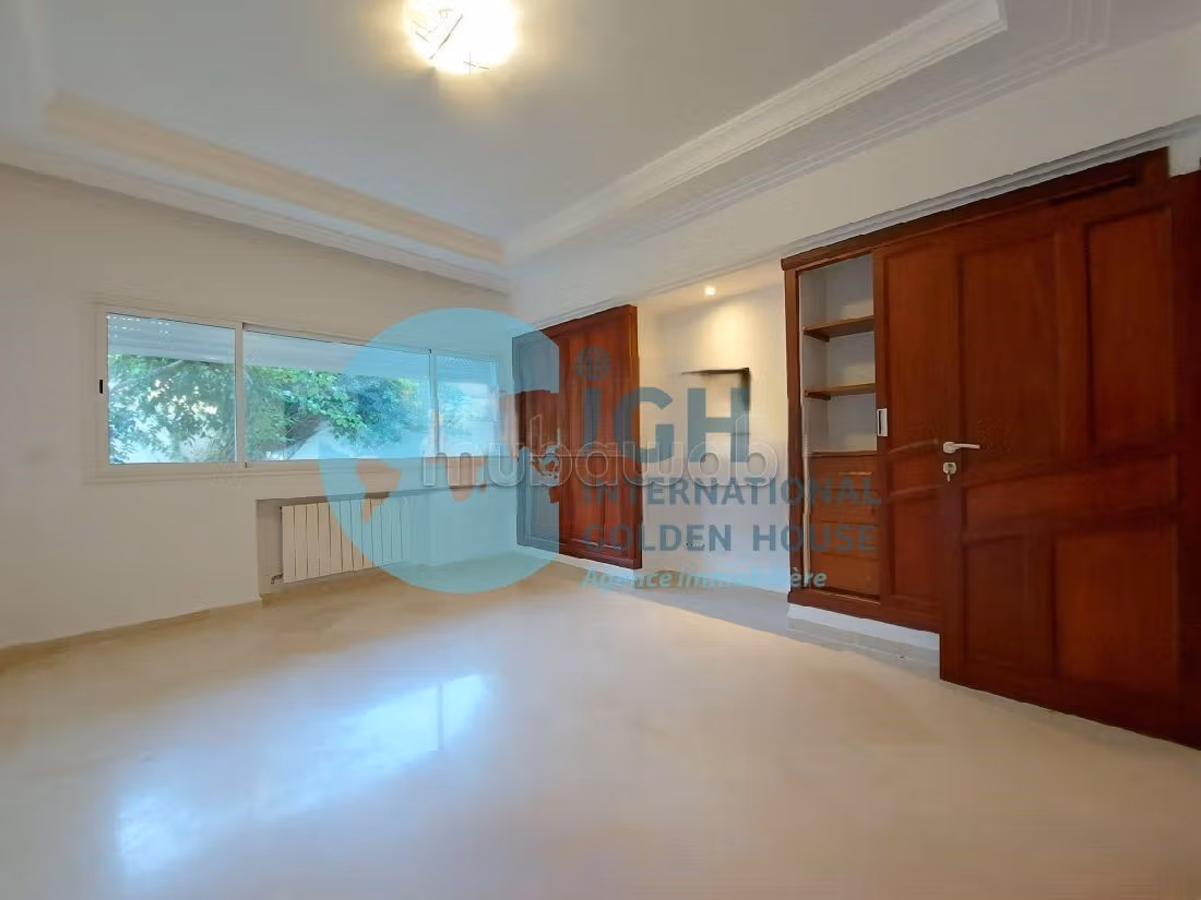 A louer un triplex avec piscine a la gammarth