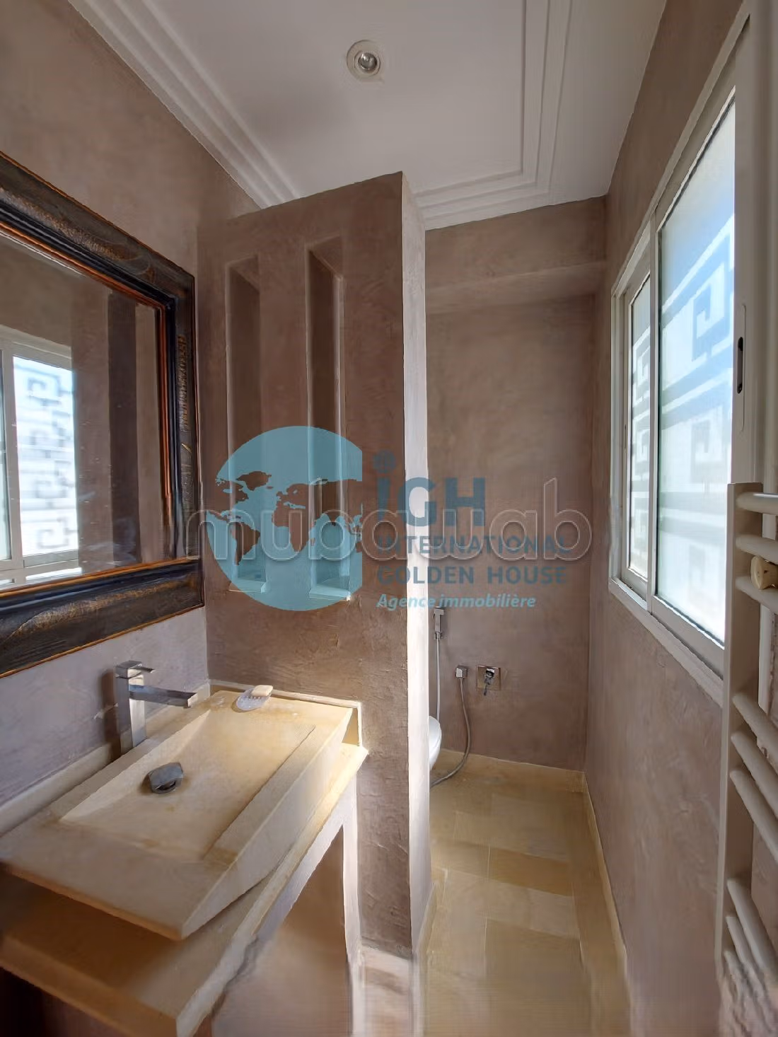 A louer un triplex avec piscine a la gammarth