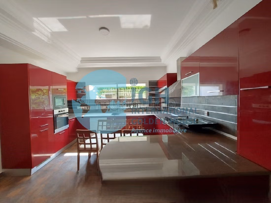A louer un triplex avec piscine a la gammarth