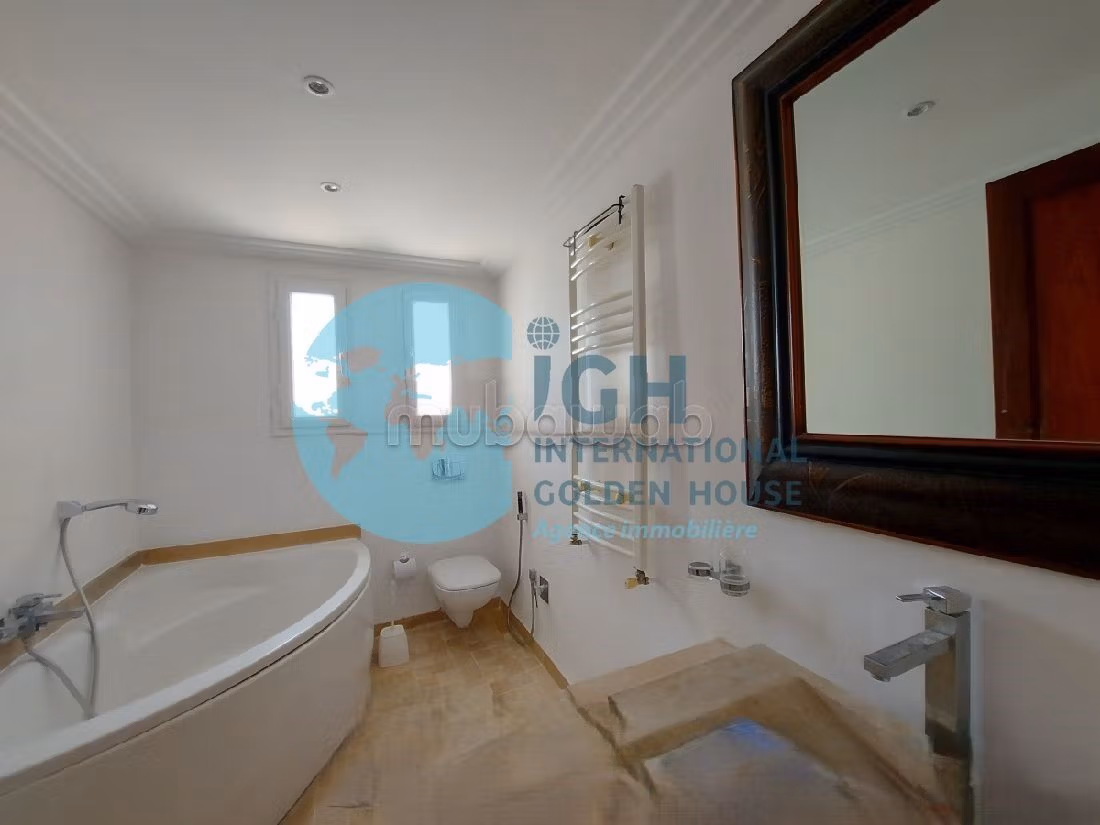 A louer un triplex avec piscine a la gammarth