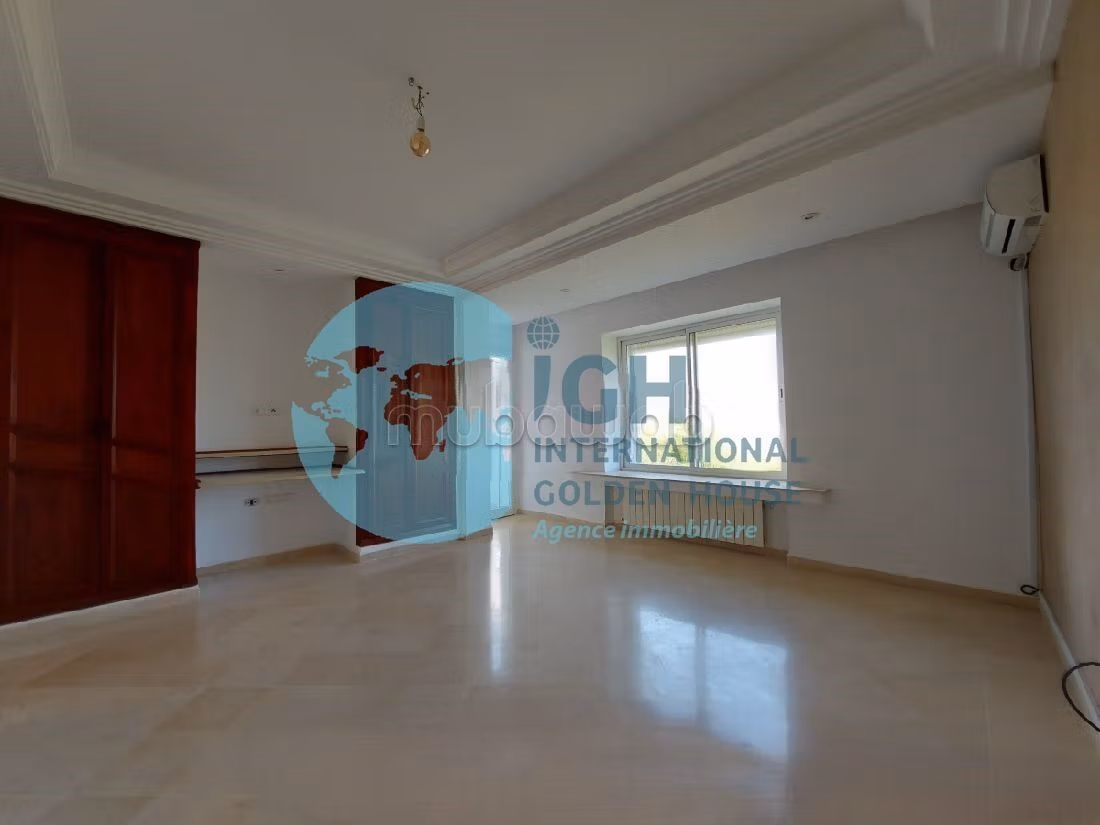 A louer un triplex avec piscine a la gammarth
