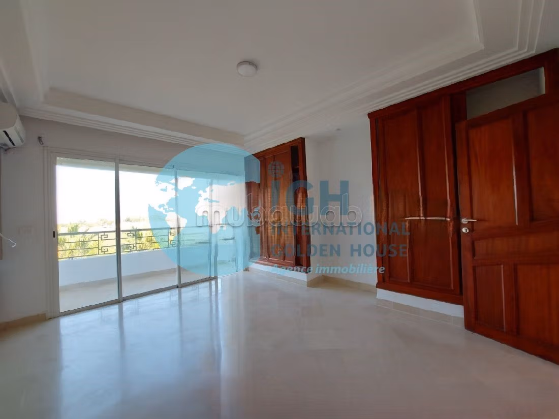 A louer un triplex avec piscine a la gammarth