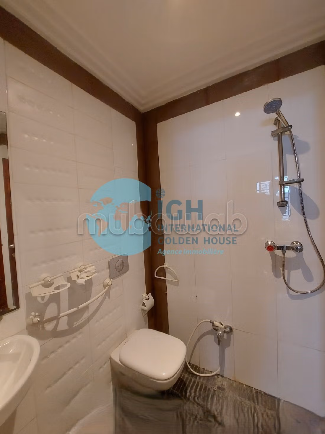 A louer un triplex avec piscine a la gammarth