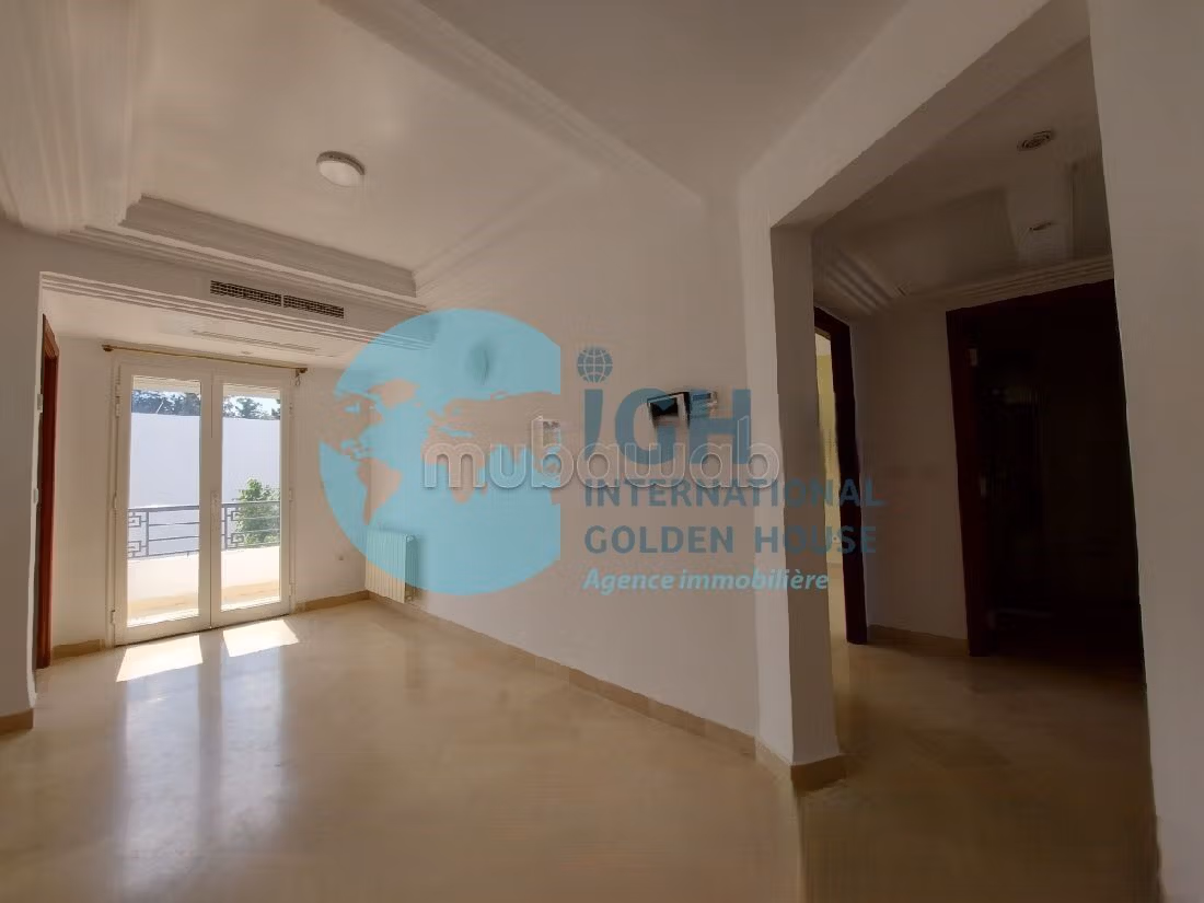 A louer un triplex avec piscine a la gammarth