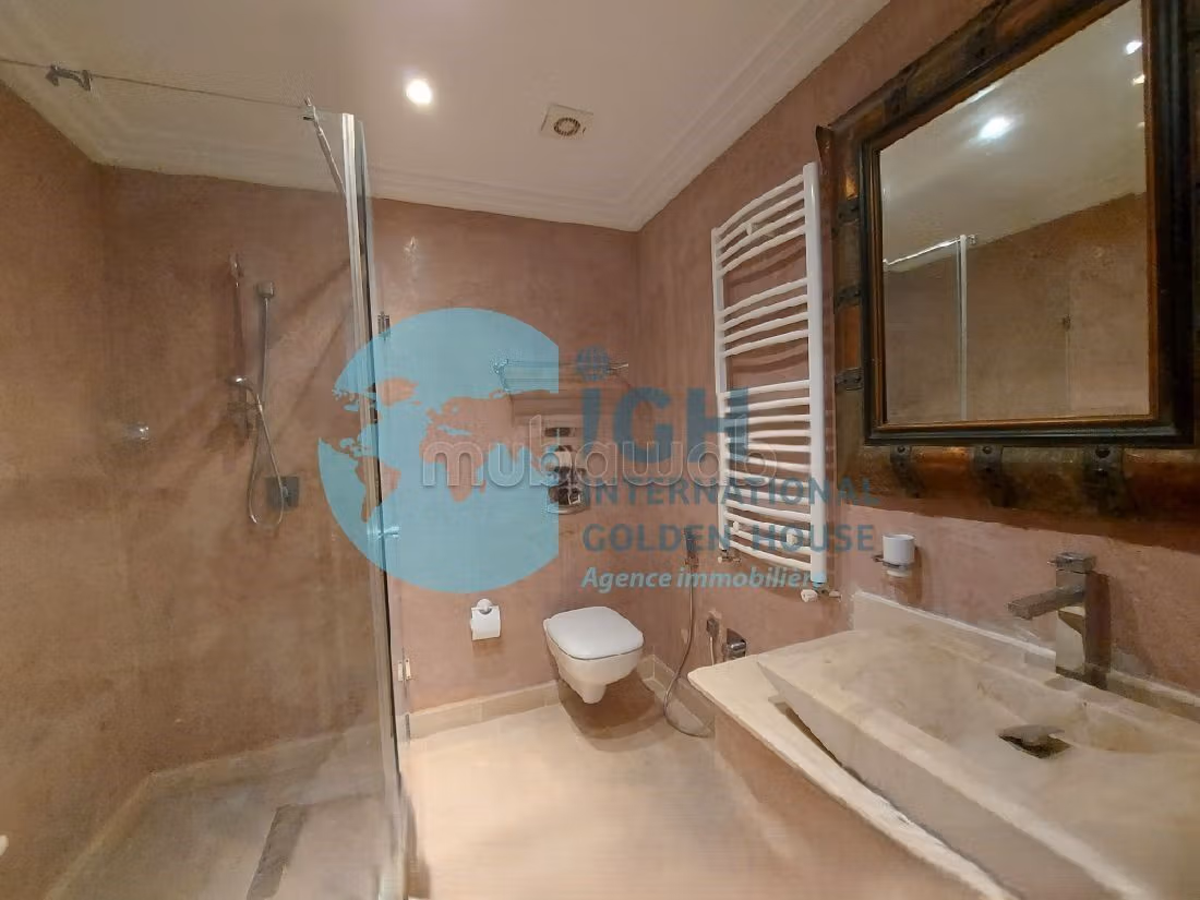 A louer un triplex avec piscine a la gammarth