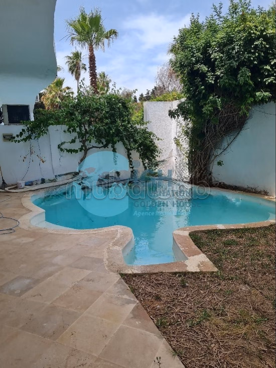 A louer un triplex avec piscine a la gammarth