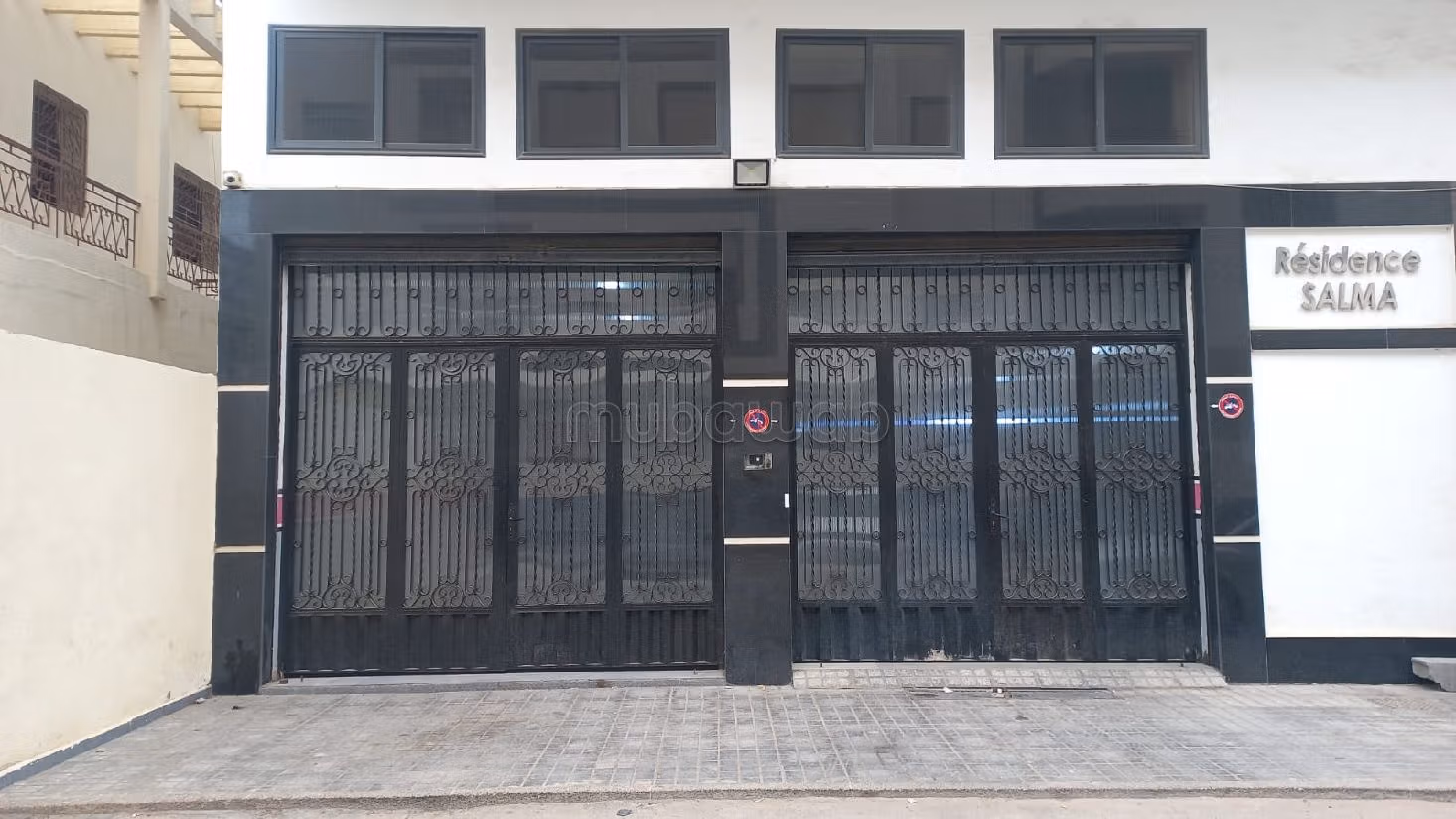 Offices & shops for sale in Aïn Sebaâ. Area 435 m². 