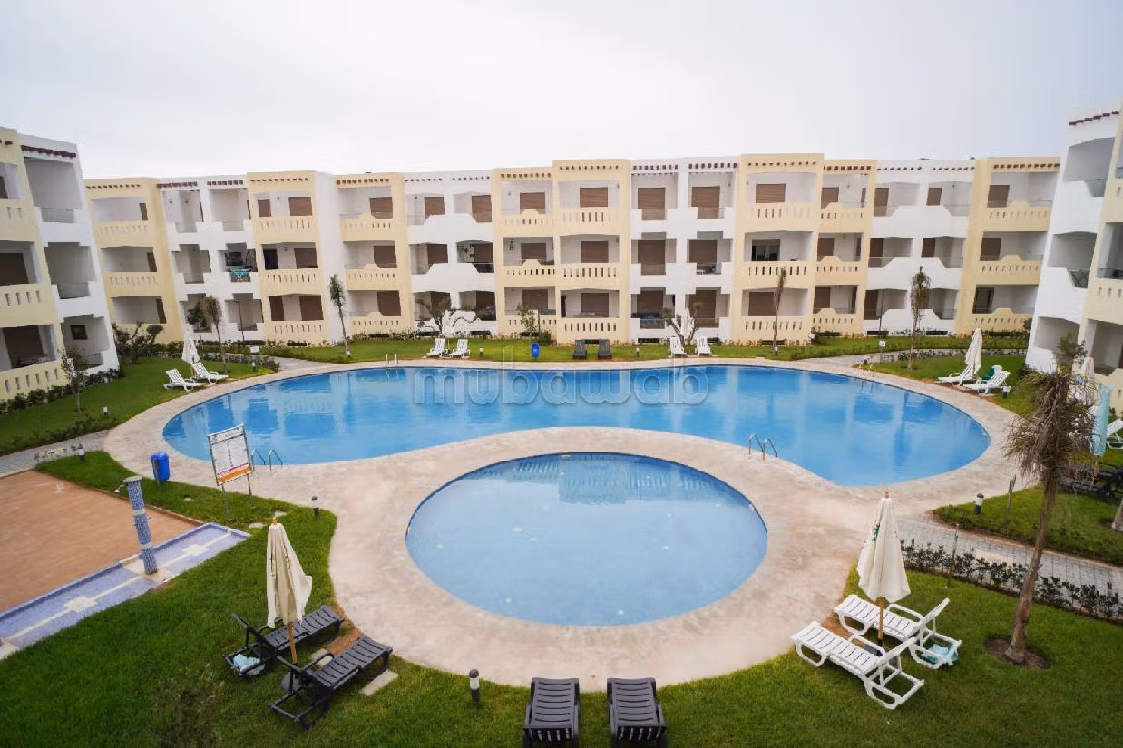 شقة جميلة للبيع بسيدي رحال. المساحة الكلية 93 م². حمام سباحة و نظام تكييف للهواء. 