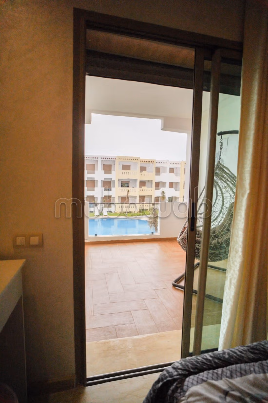 شقة جميلة للبيع بسيدي رحال. المساحة الكلية 93 م². حمام سباحة و نظام تكييف للهواء. 