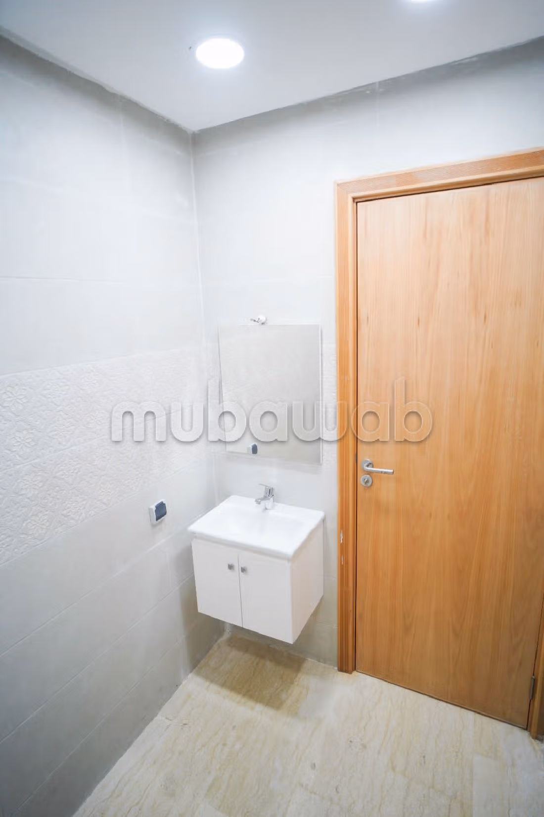 شقة جميلة للبيع بسيدي رحال. المساحة الكلية 93 م². حمام سباحة و نظام تكييف للهواء. 