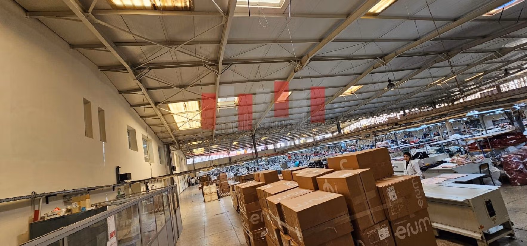 مكاتب ومحلات للإيجار ببوسكورة. المساحة 6300 م². جو مكيف