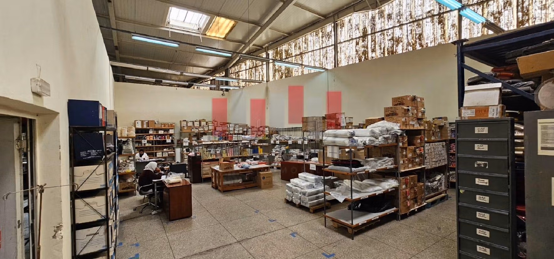 مكاتب ومحلات للإيجار ببوسكورة. المساحة 6300 م². جو مكيف