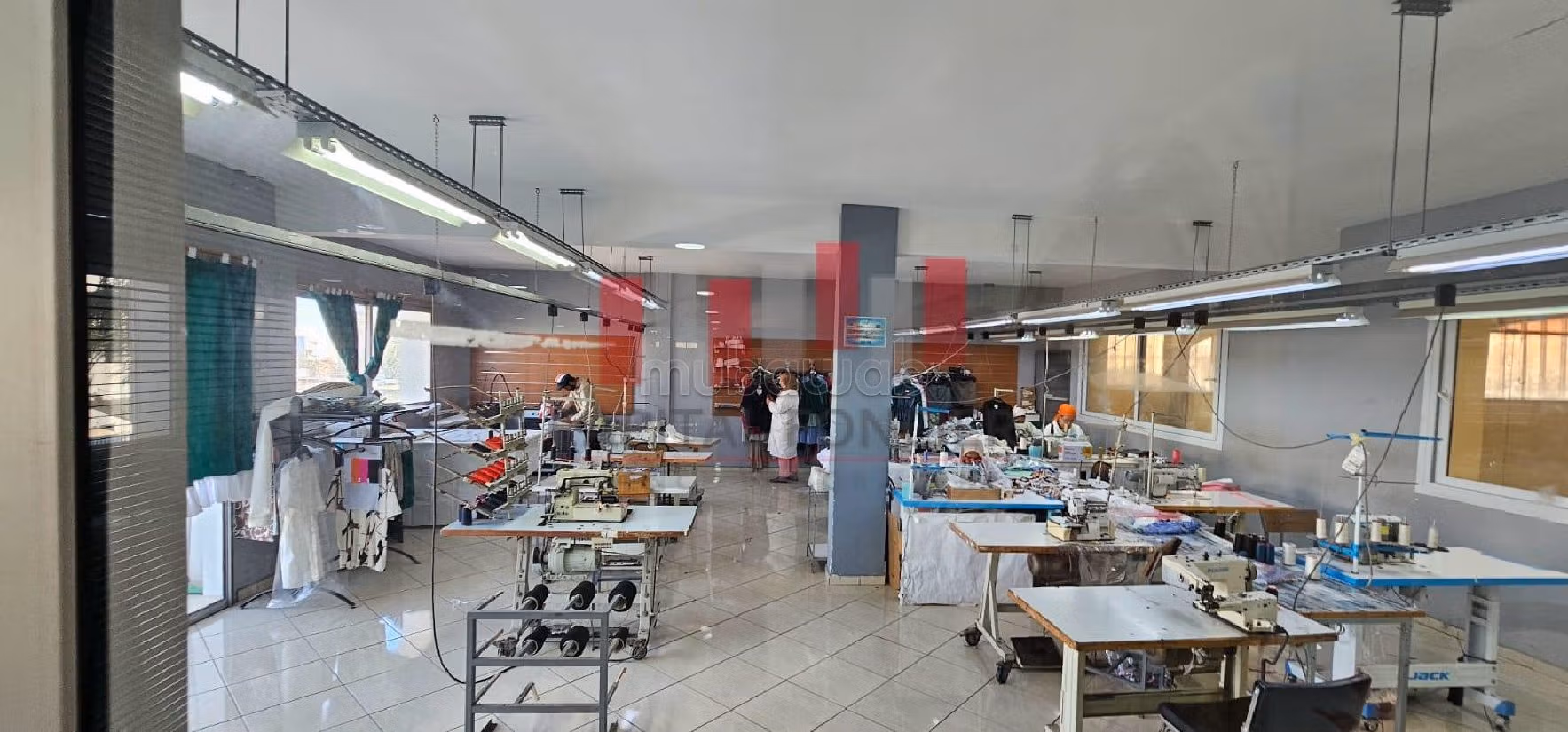 مكاتب ومحلات للإيجار ببوسكورة. المساحة 6300 م². جو مكيف