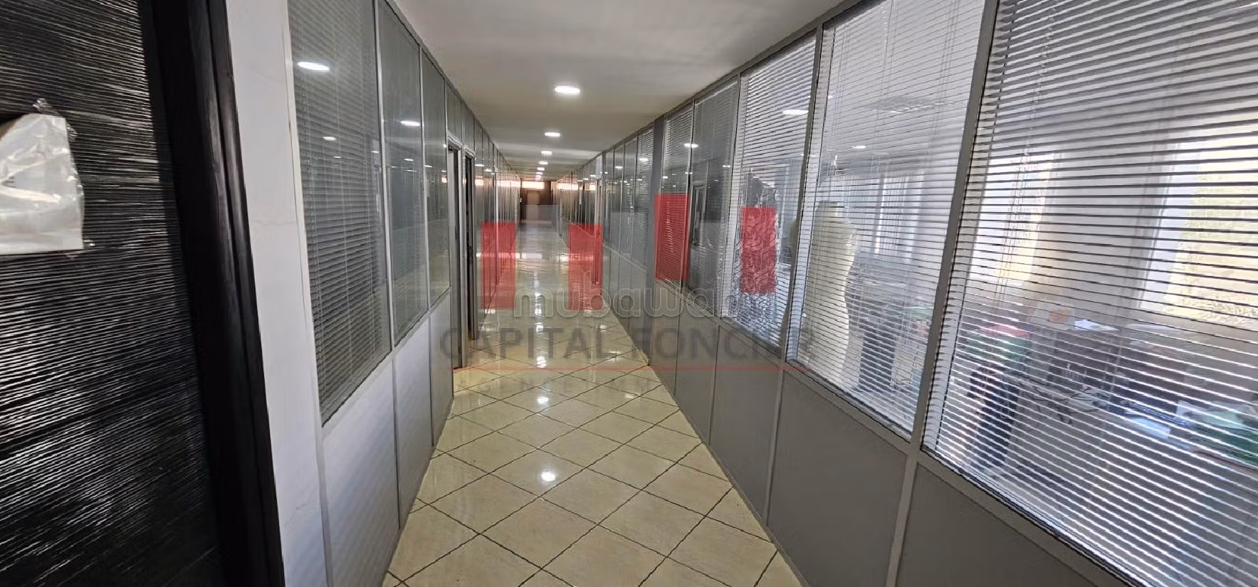 مكاتب ومحلات للإيجار ببوسكورة. المساحة 6300 م². جو مكيف