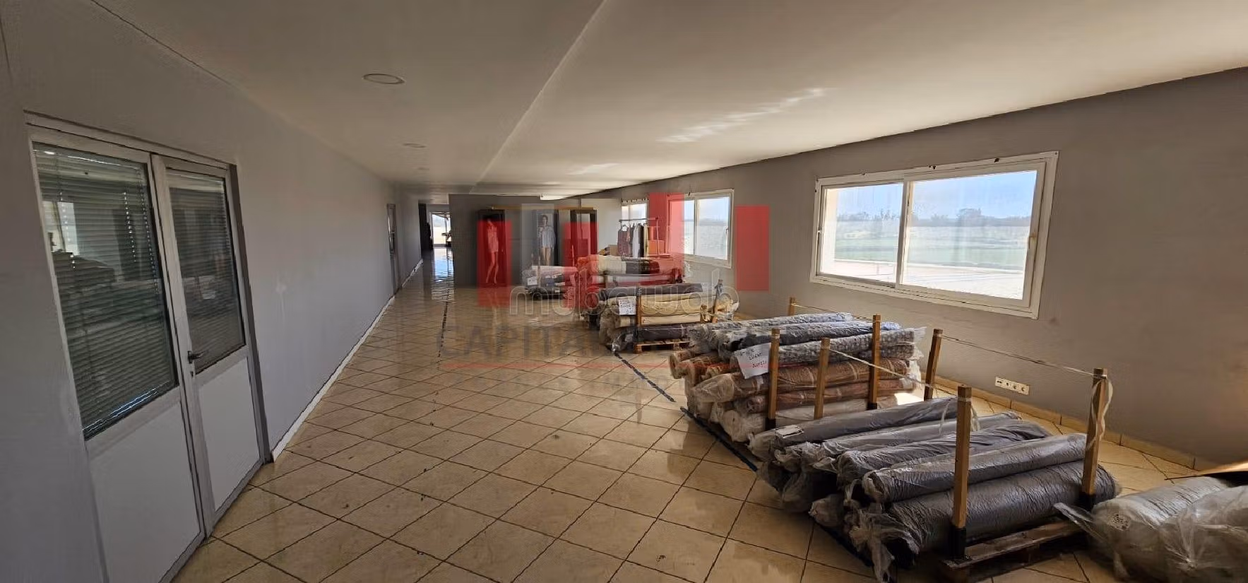 مكاتب ومحلات للإيجار ببوسكورة. المساحة 6300 م². جو مكيف