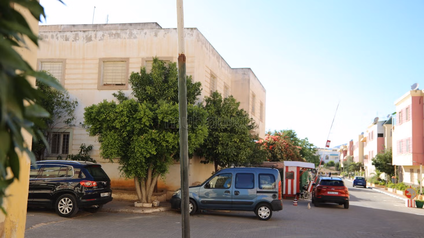 بيع شقة ب حي لالة سكينة. 3 قطع مريحة. إقامة آمنة ومجهزة بنظام استقطاب قنوات الأقمار الصناعية. 