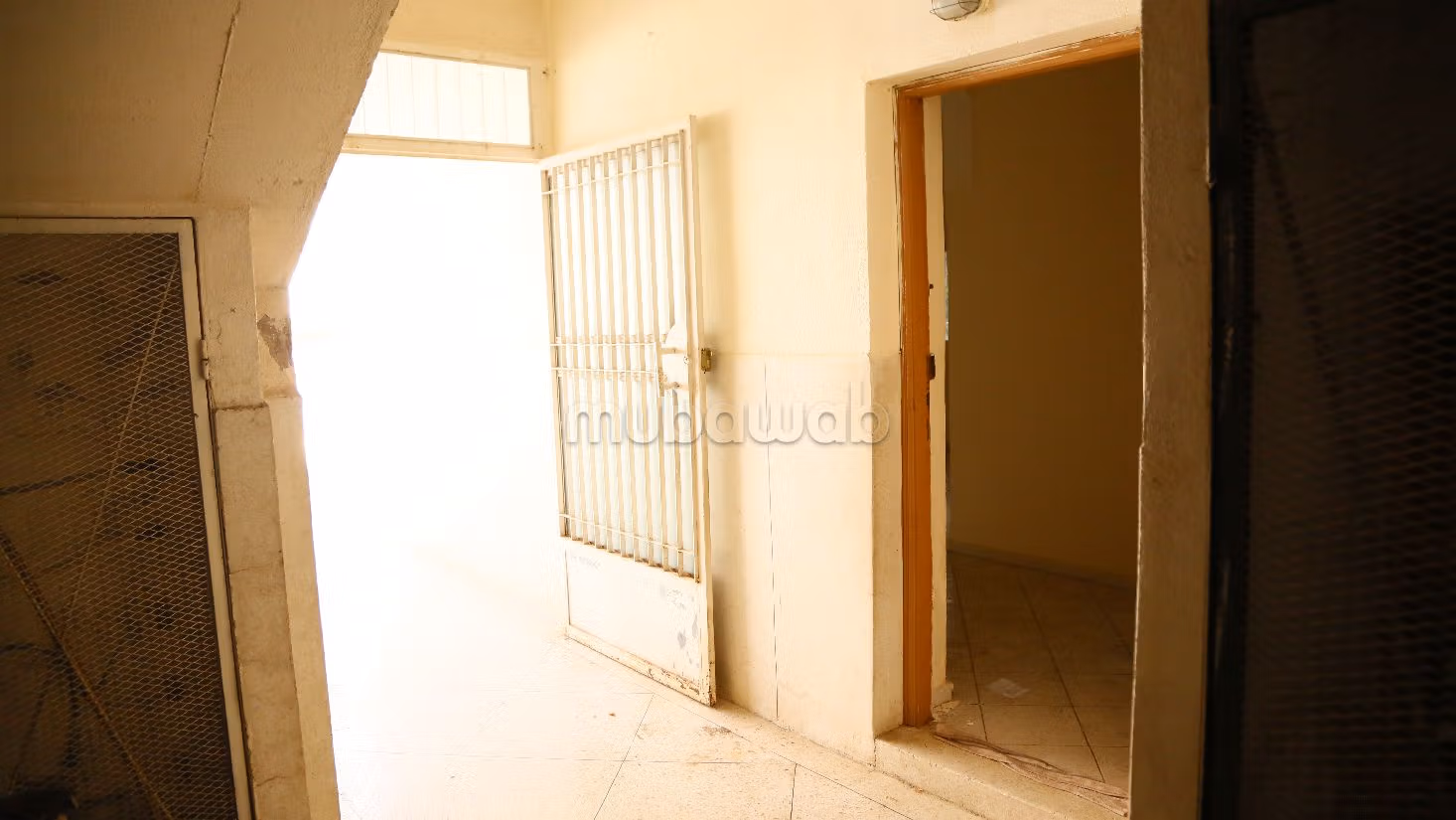 بيع شقة ب حي لالة سكينة. 3 قطع مريحة. إقامة آمنة ومجهزة بنظام استقطاب قنوات الأقمار الصناعية. 