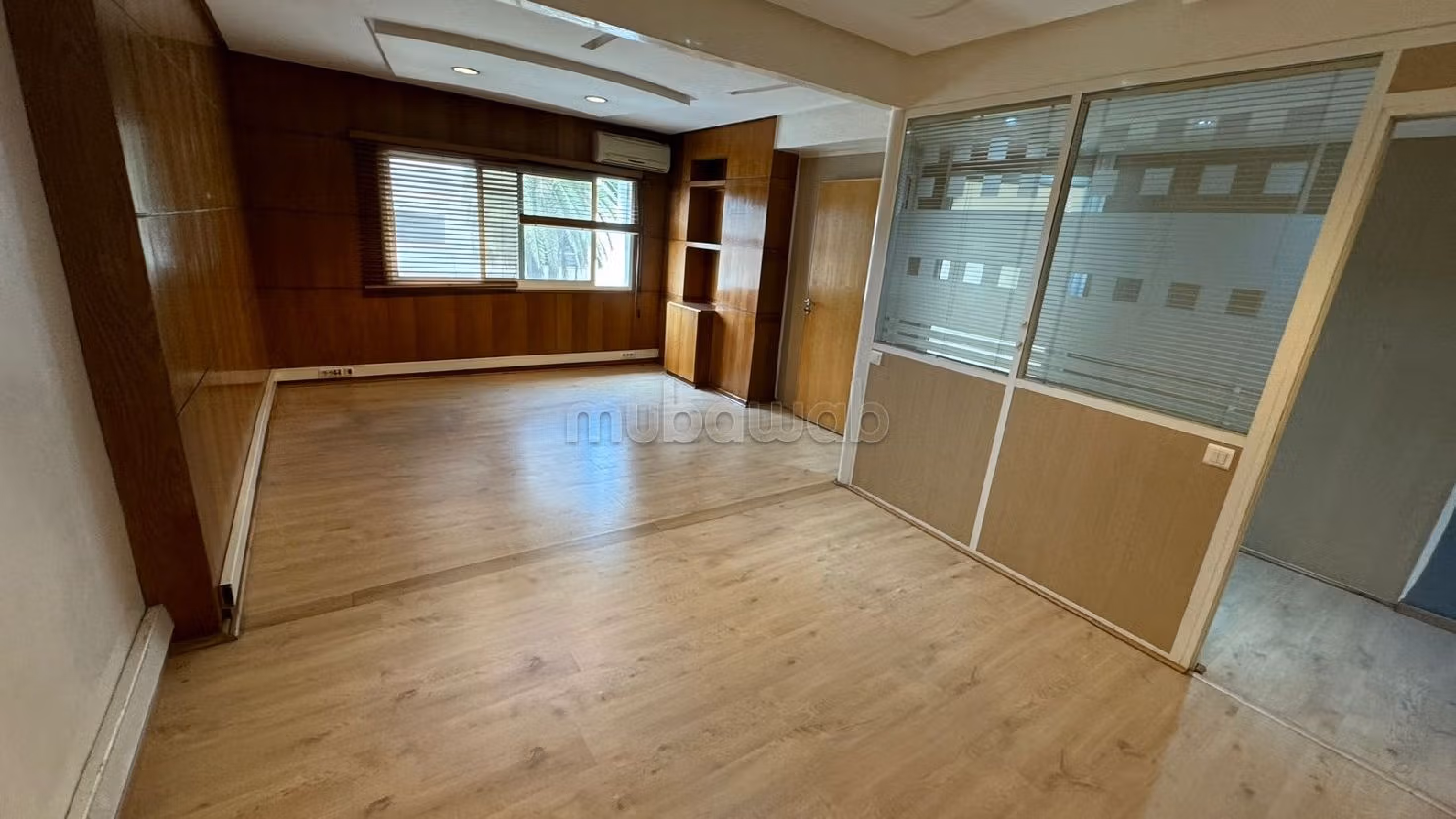 Offices for rent in Bourgogne Est. Surface area 150 m². Residence with caretaker, general air conditioning. 