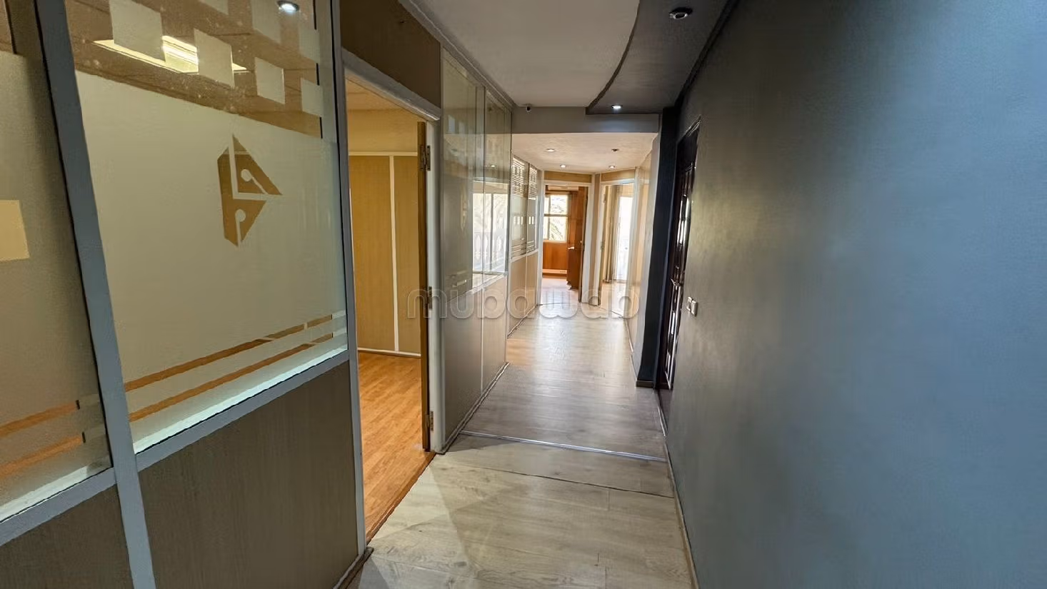 Offices for rent in Bourgogne Est. Surface area 150 m². Residence with caretaker, general air conditioning. 