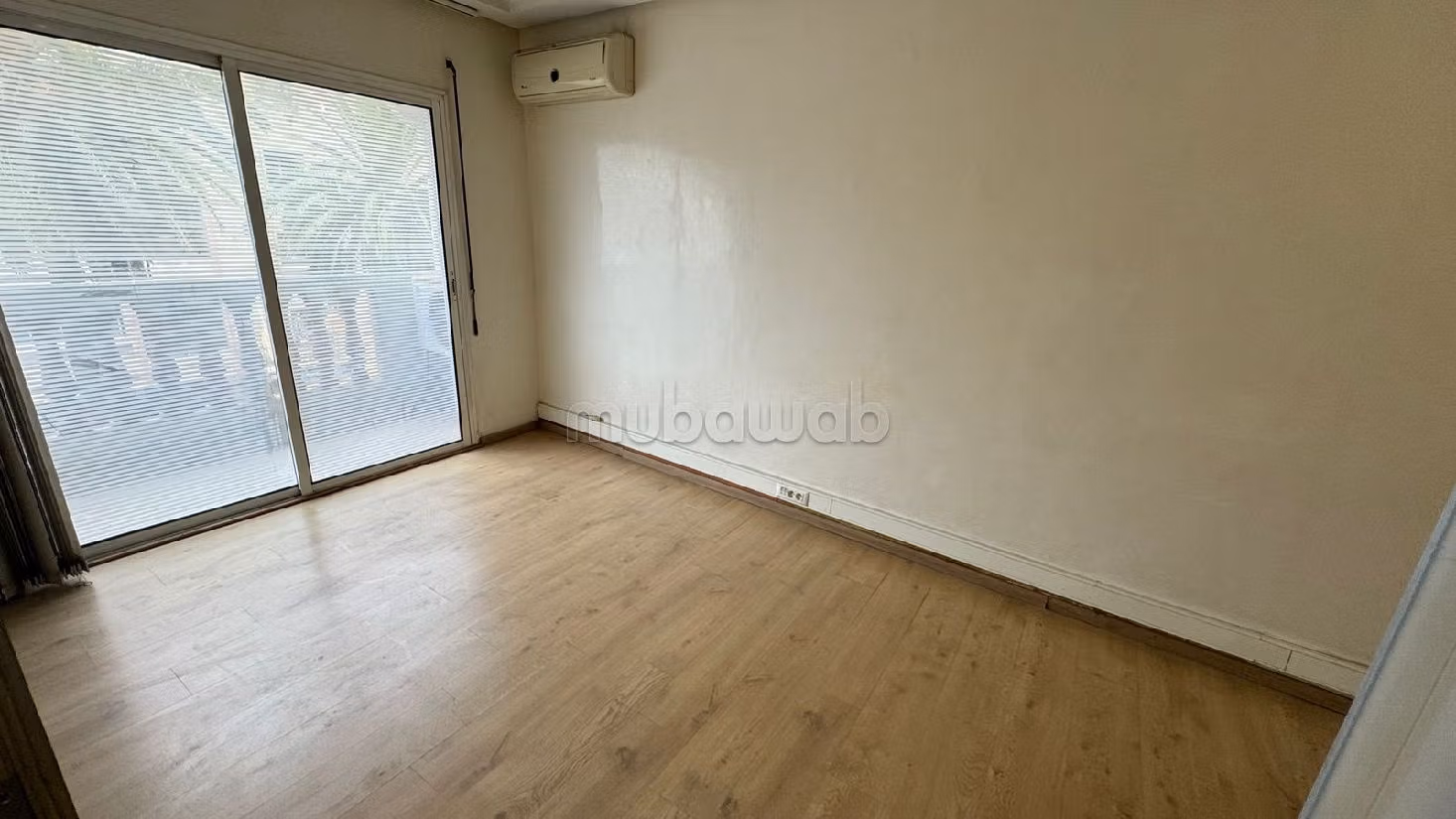 Offices for rent in Bourgogne Est. Surface area 150 m². Residence with caretaker, general air conditioning. 